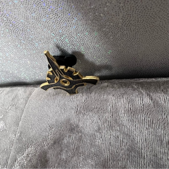 Disney pin collectors trading pins sparkle grey gold Disney parks merchandise - Picture 6 of 7